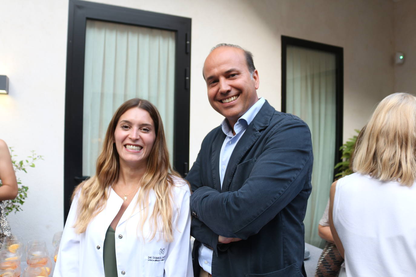 La doctora Eva Álvarez y el director de la clínica Dr. Gabriel Serrano, Miguel Angel Taberner.