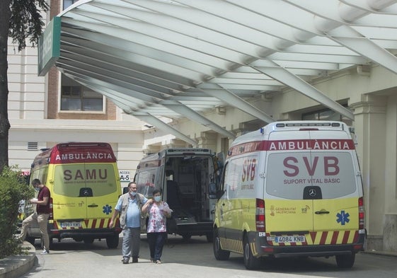 Usuarios y ambulancias a las puertas de un hospital valenciano.