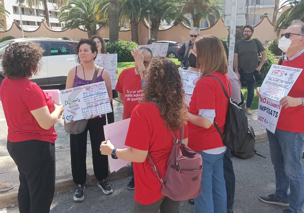 Miembros de OCRE y de UGT, tras entregar las firmas contra los ámbitos en mayo de 2022.