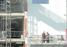 Trabajadores en un edificio en construcción.