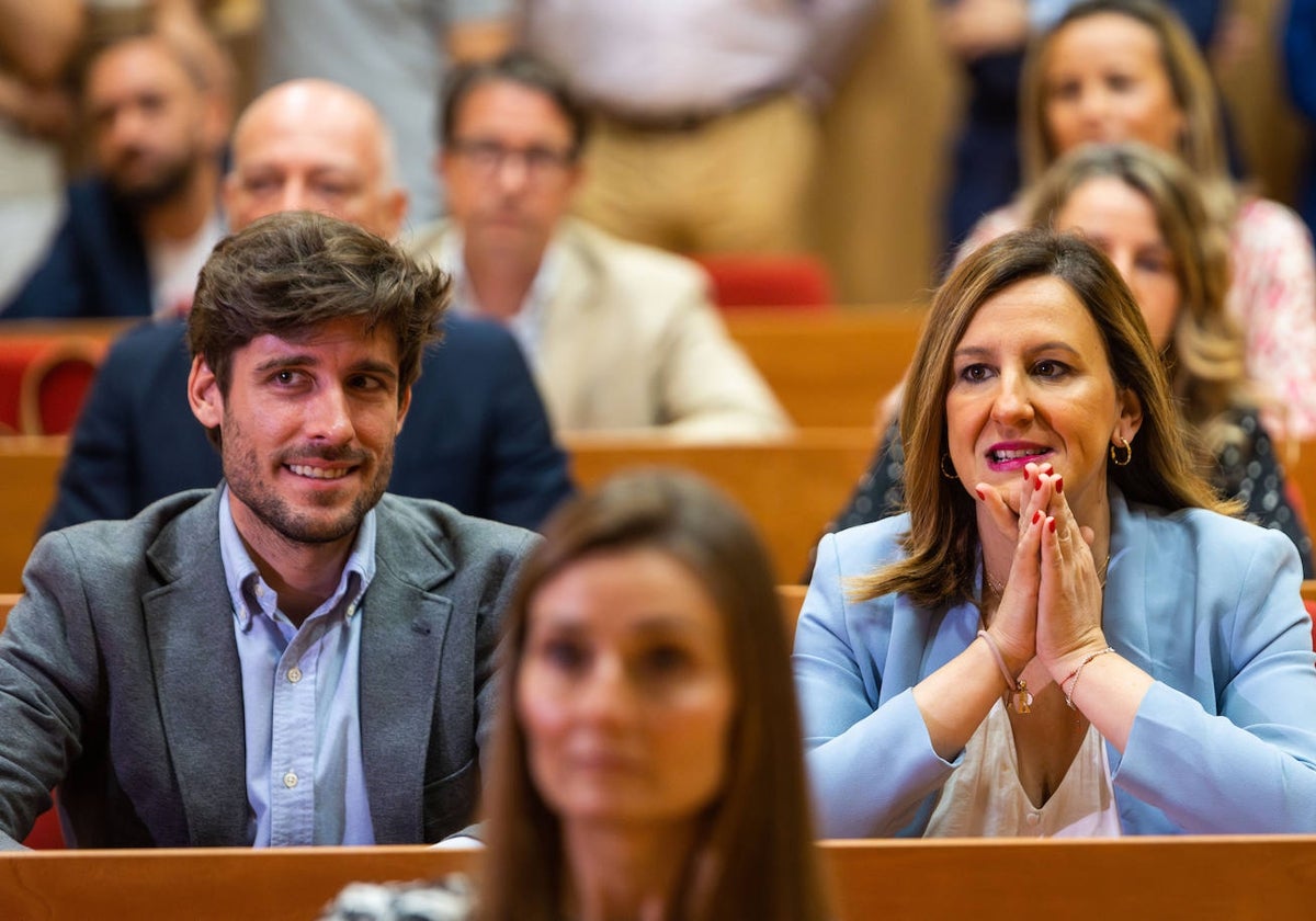 La alcaldesa de Valencia, María José Catalá, junto al concejal popular Juan Carlos Caballero, y resto de ediles del Ayuntamiento de Valencia.