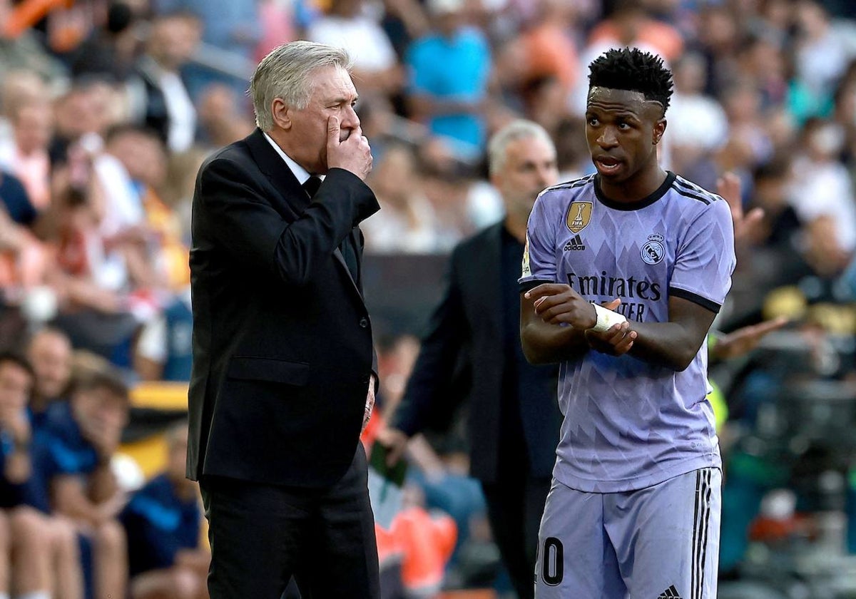 Ancelotti habla con Vinícius en el partido de Mestalla.