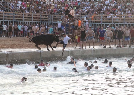 Imagen secundaria 1 - Imágenes del cuhpinazo, los bous a la mar y la entrada de toros del sábado.