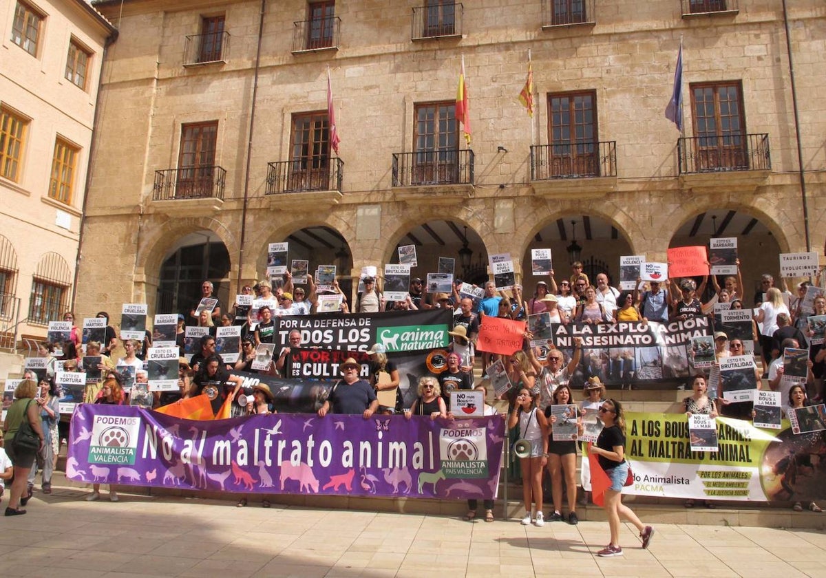 Los participantes en la protesta, al lado del Ayuntamiento de Dénia.