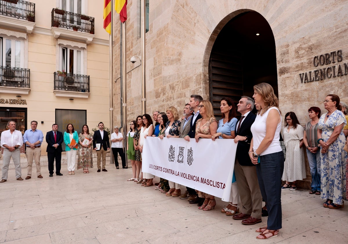 Llanos Massó, junto a otros diputados de Vox, en la parte izquierda. El resto de la Mesa y los portavoces, tras la pancarta.