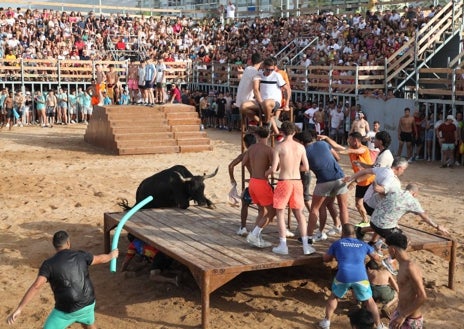 Imagen secundaria 1 - La sesión vespertina de los bous y la entrada de toros de hoy.