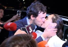 Tamara Falcó e Iñigo Onieva se besan tras celebrar su preboda.