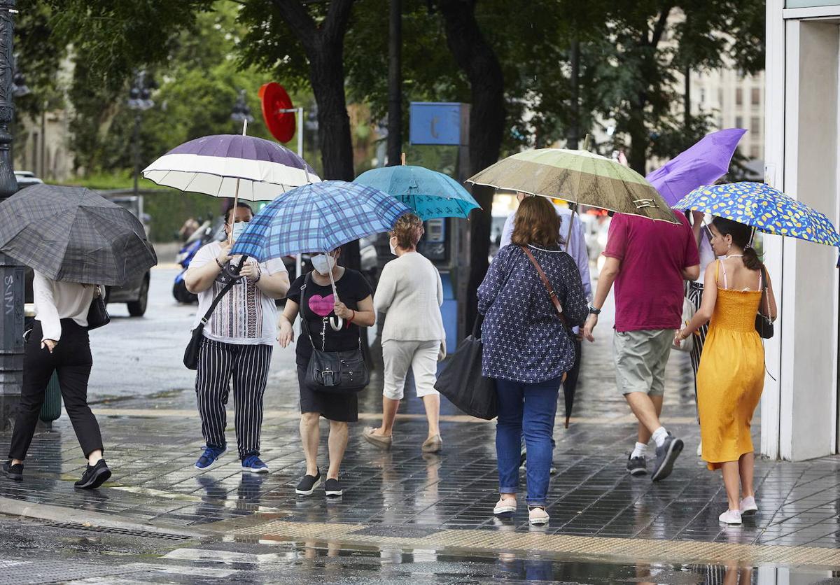 Lluvia y calor, durante un día de verano en Valencia.