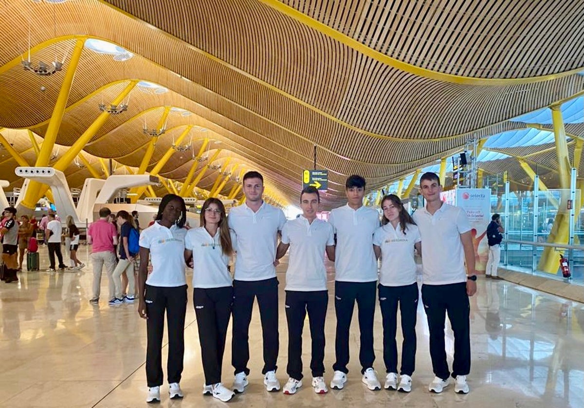 Los valenciano en el aeropuerto a la espera del viaje hacia Espoo.