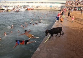 Los bous a la mar de Dénia, durante la sesión de tarde de este lunes.