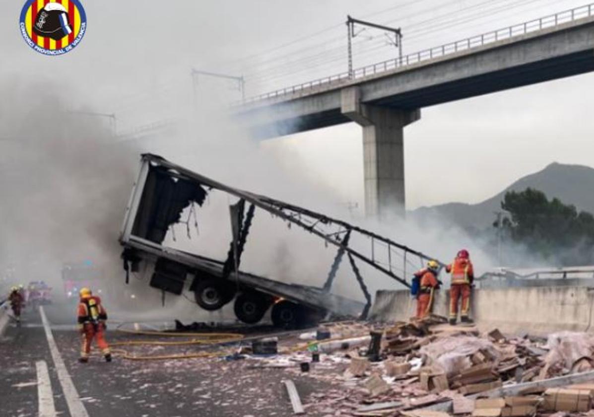 Un camión queda colgando de un puente en Moixent, se prende fuego y corta la A-35