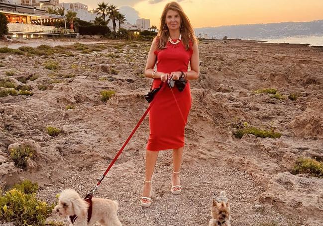 Esther Pastor, paseando a Tana en la zona del Montañar.