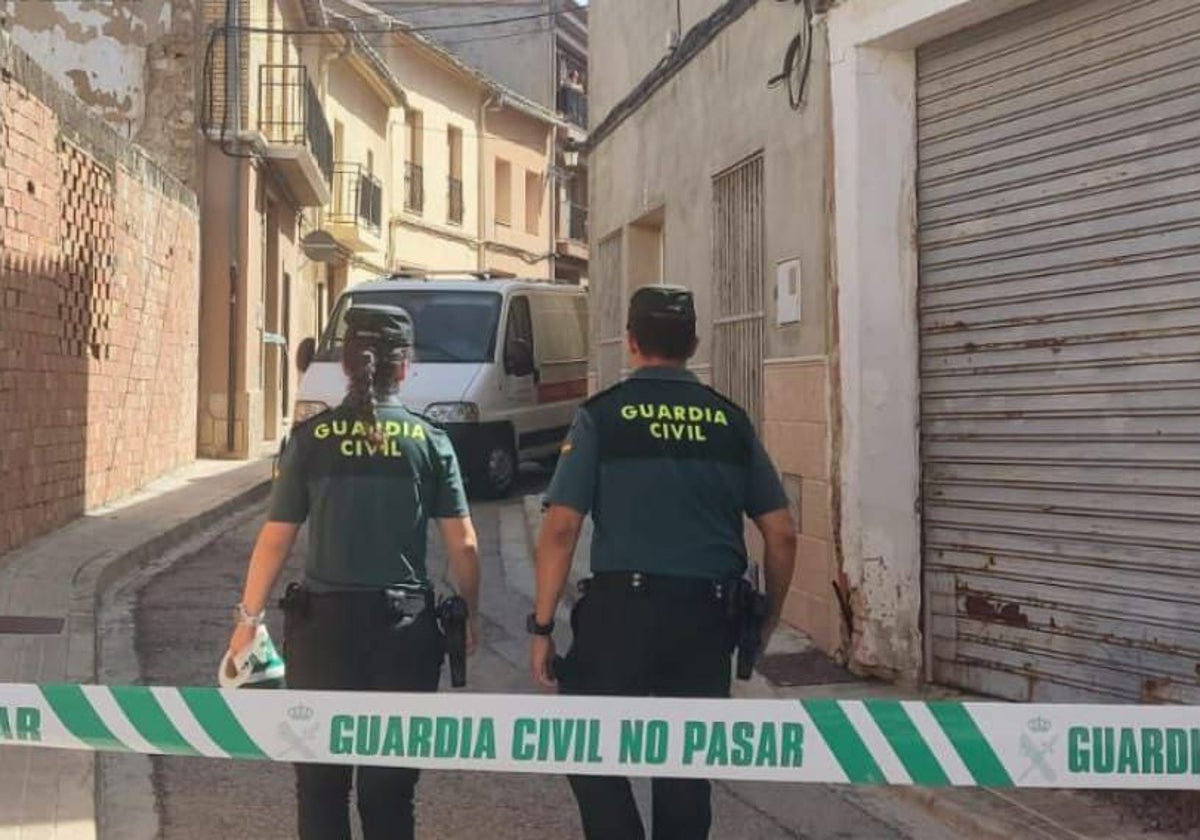 Dos guardias civiles en la calle de Turís donde tuvo lugar el crimen.