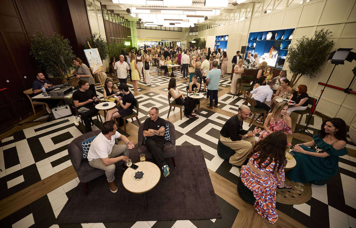 Imagen principal - Asistentes al evento organizado por Acumova en el hotel Only You. A la izquierda, Carmen Alcayde, que se encargó de dirigir el acto. A la derecha, Iván Talens preparando dos cócteles en reconocimiento a Sorolla.