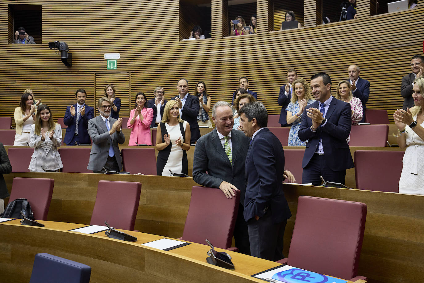 Todas las imágenes de la investidura de Carlos Mazón en Les Corts