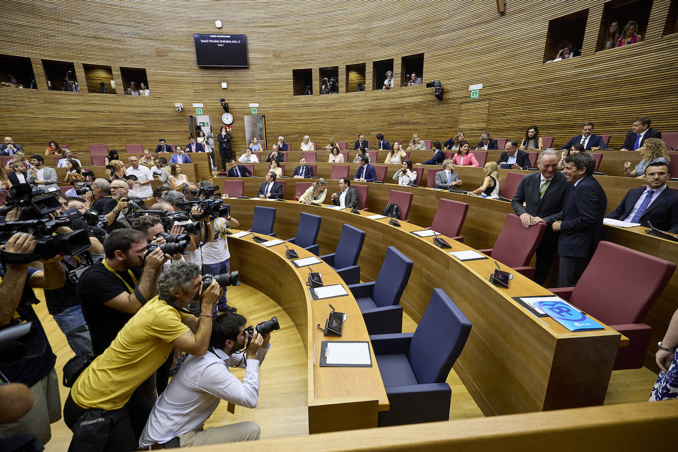 Todas las imágenes de la investidura de Carlos Mazón en Les Corts