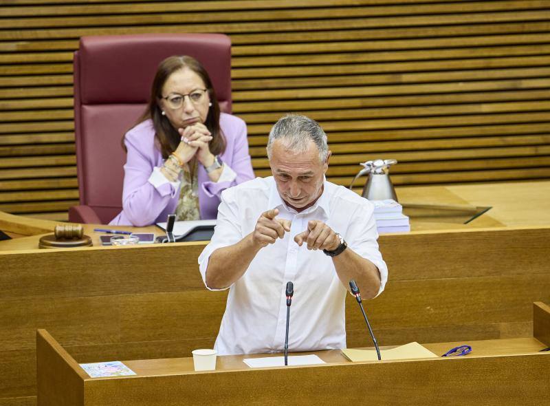 Todas las imágenes de la investidura de Carlos Mazón en Les Corts