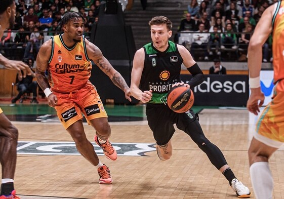 Kyle Guy supera la defensa de Jones durante un partido contra el Valencia Basket.