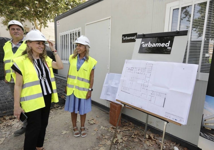 Las concejalas Julia Climent y Marta Torrado, en la visita a las obras del centro de día para mayores del Cabanyal.