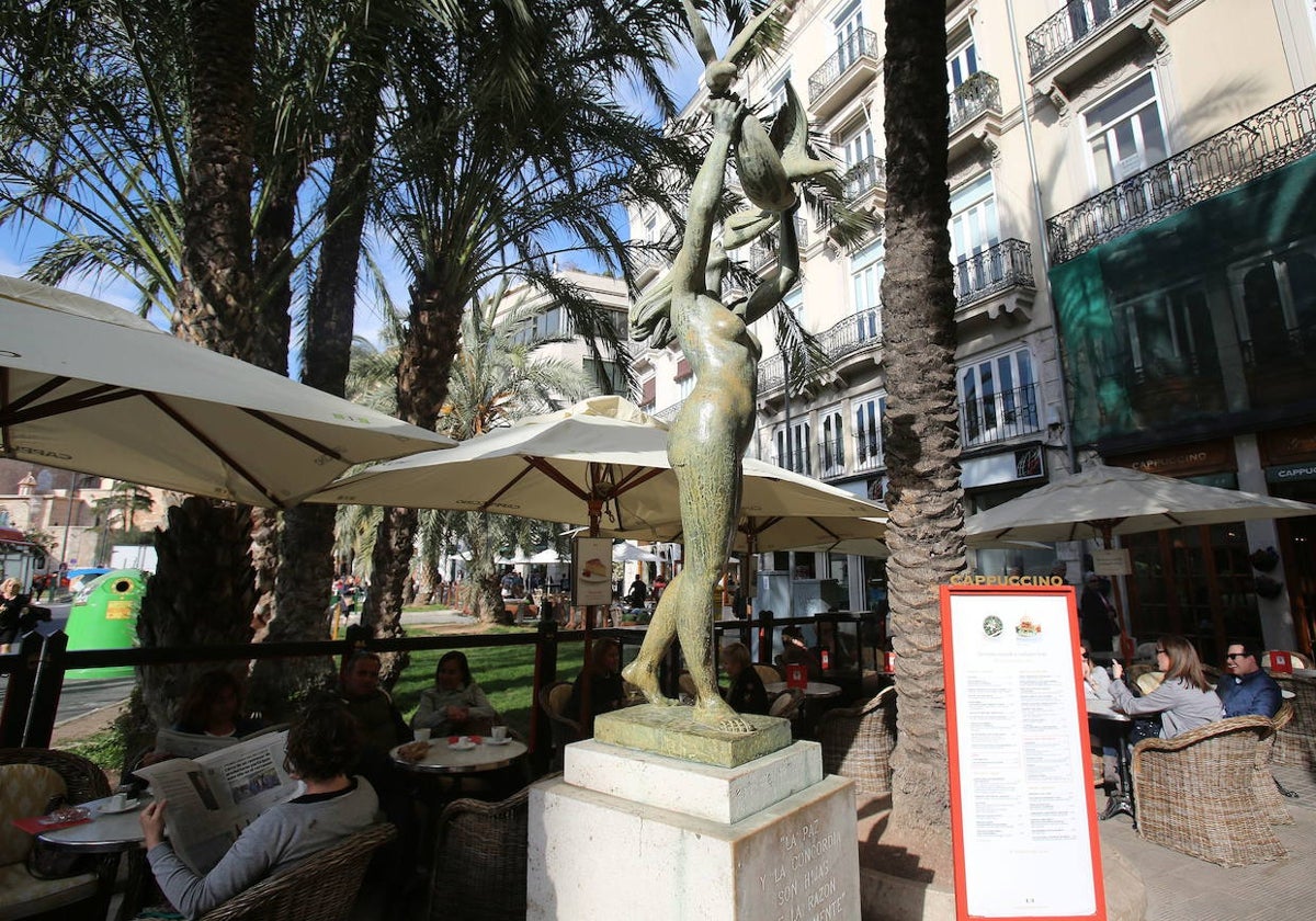 Escultura dedicada a la Paz y la Concordia, en la actual ubicación de la plaza la Reina.