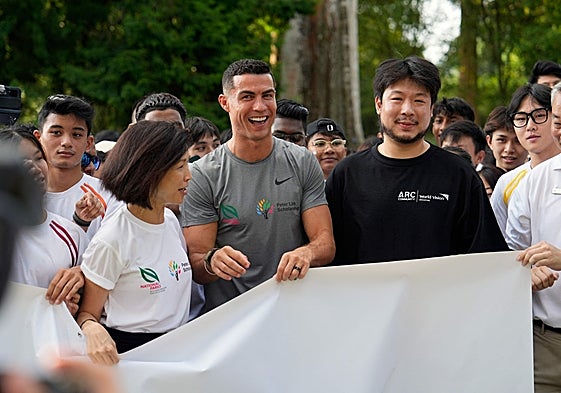 Kiat Lim (derecha) en un acto promocional en Singapur con Cristiano Ronaldo.