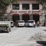 Maquinaria de obras, en el mercado del Cabanyal.