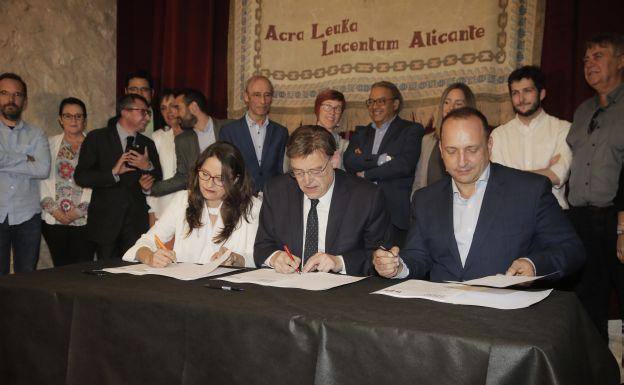 La pluma roja, en la firma del segundo Botánico.