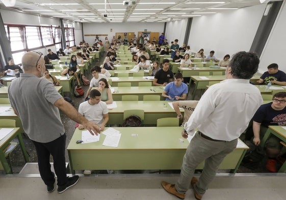 Alumnos durante la convocatoria de junio de selectividad.