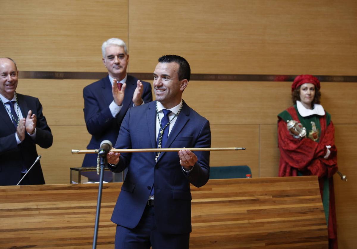 Vicente Mompó con la vara de mando tras ser elegido presidente.