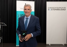 Adolfo Utor,presidente de Baleària, con el premio obtenido.