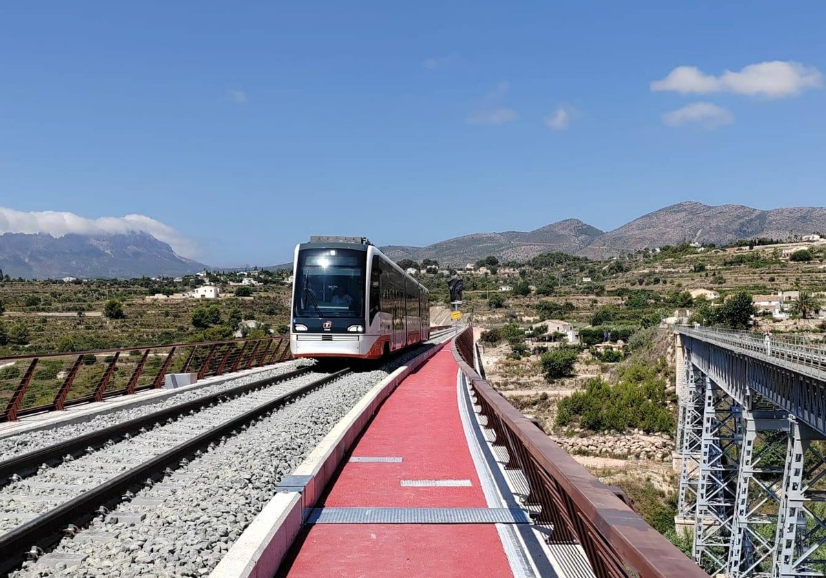 Uno de los trenes duales circulando por el nuevo viaducto.