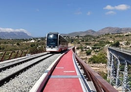 Uno de los trenes duales circulando por el nuevo viaducto.