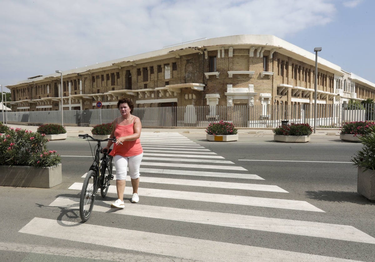 Edificio portuario de los Docks, junto a los restaurantes de la playa de Valencia.