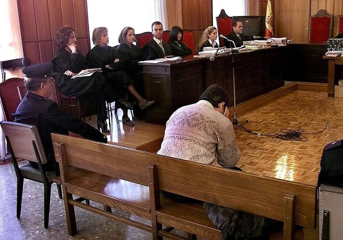 El asesino cubre su rostro durante una de las jornadas del juicio en la Audiencia de Castellón.