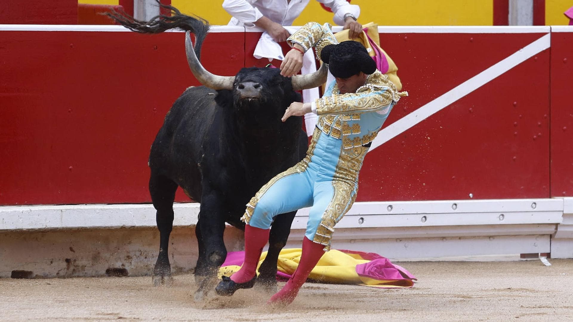 Cogida San Fermín: Rubén Pinar | Grave cogida de Rubén Pinar por un Miura  en la última corrida de San Fermín | Las Provincias