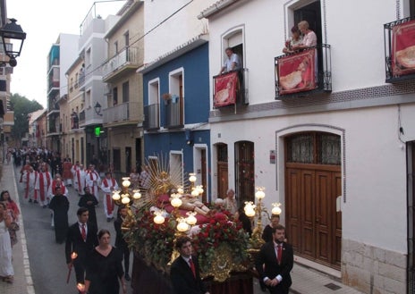 Imagen secundaria 1 - Pepita Pallarés, nueva camarera de la Santíssima Sang de Dénia