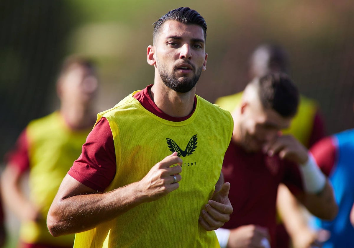 Rafa Mir, en un entrenamiento con el Sevilla.