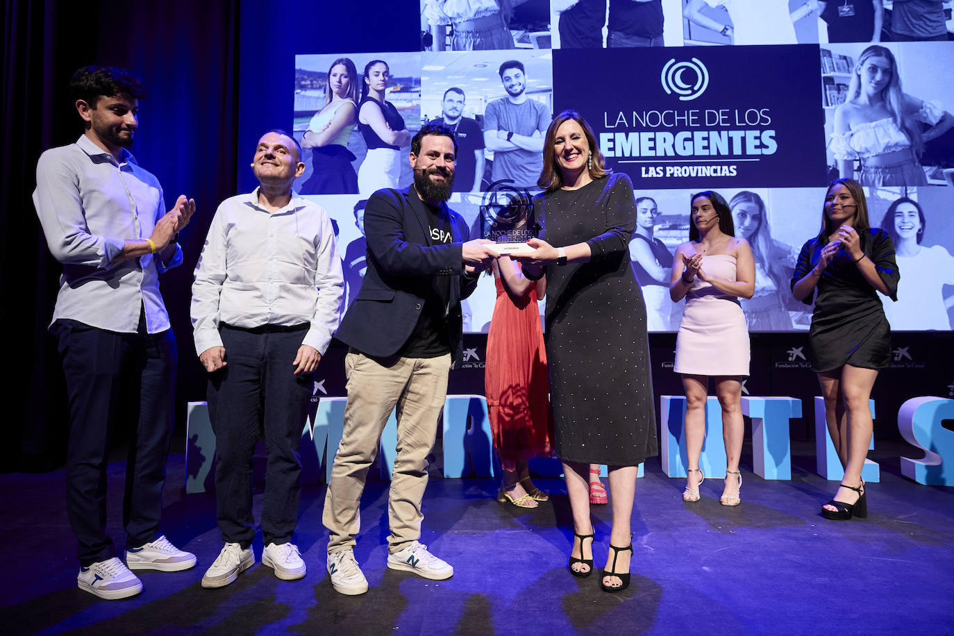 María José Catalá entrega el premio a Raúl Verdú.