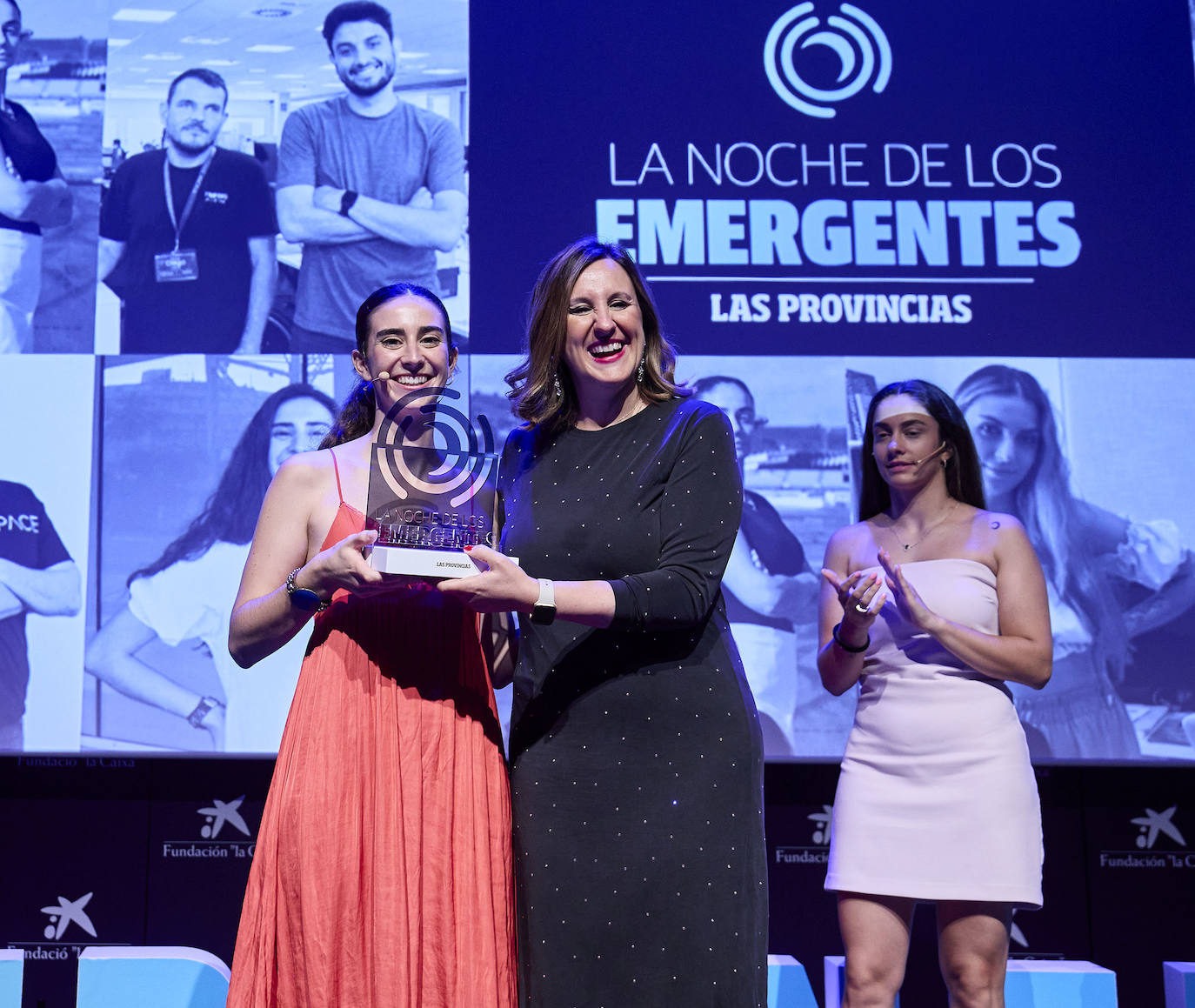 Lucía Mompó, de Malferida, recibe el galardón de manos de María José Catalá.