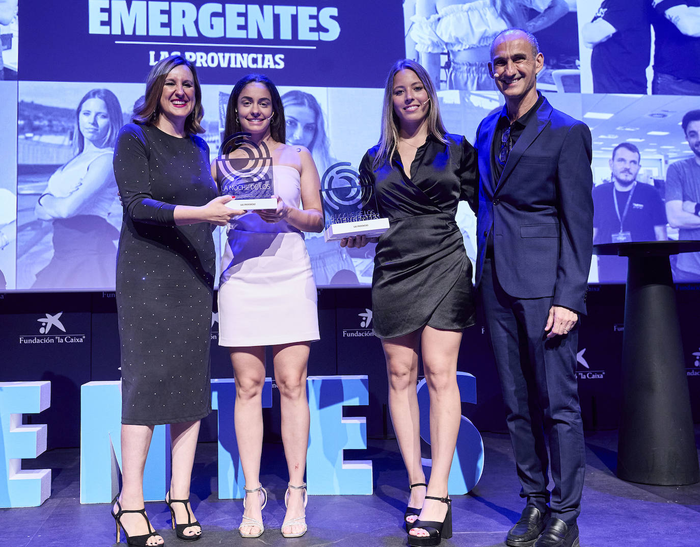 María José Catalá y Jesús Trelis entregan el premio Emergentes a Marta García y Nerea Martí.