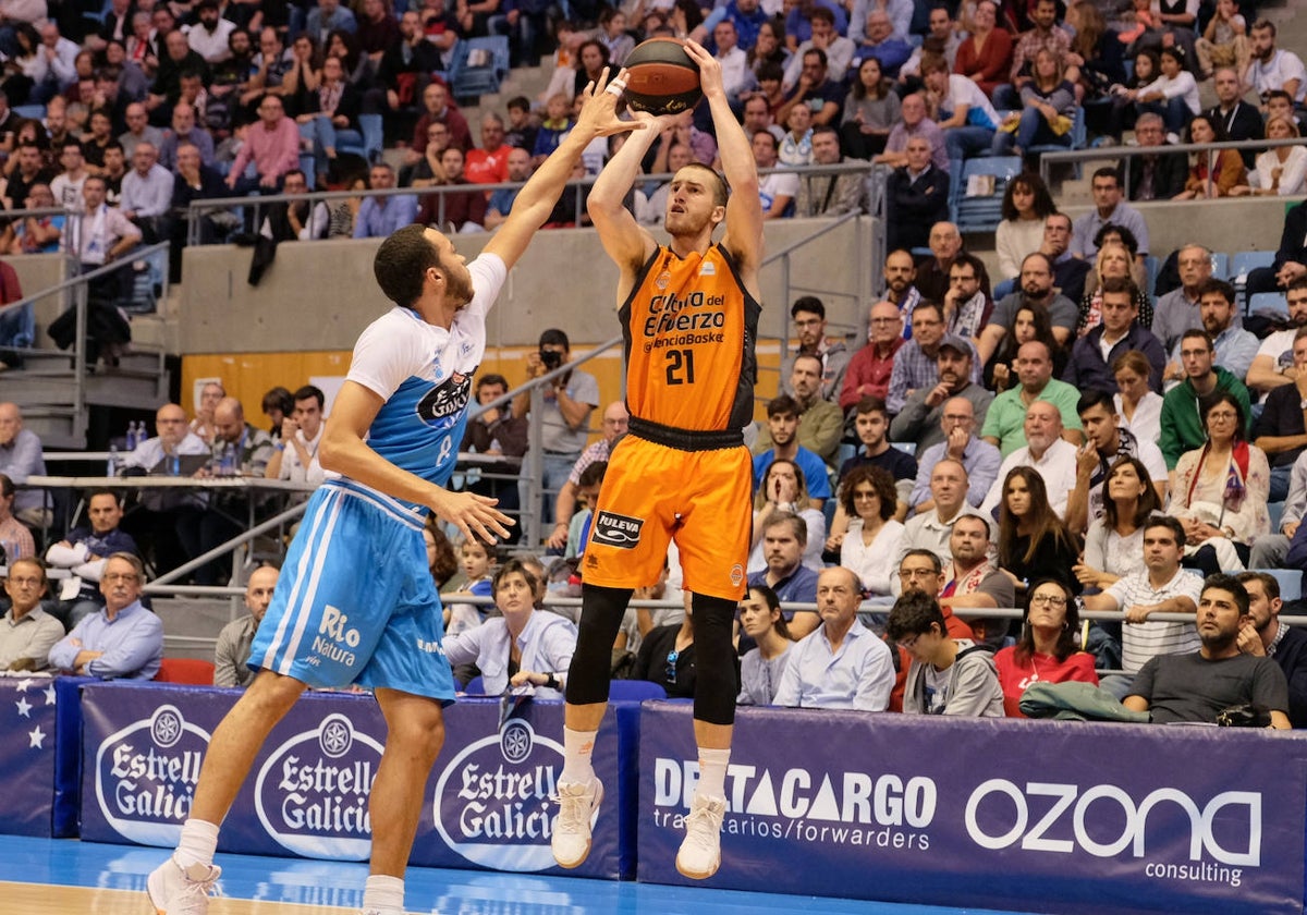 Matt Thomas, durante un partido con el Valencia Basket.