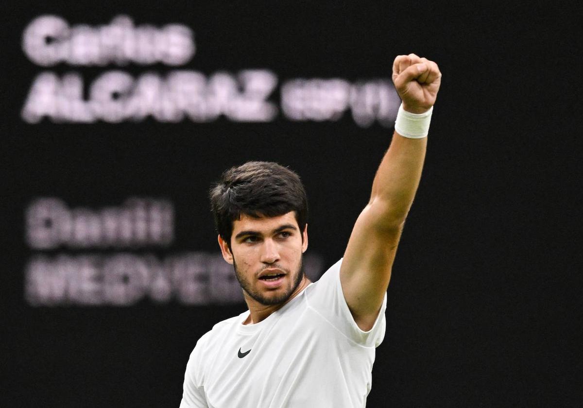 Carlos Alcaraz celebra su victoria frente a Daniil Medvedev