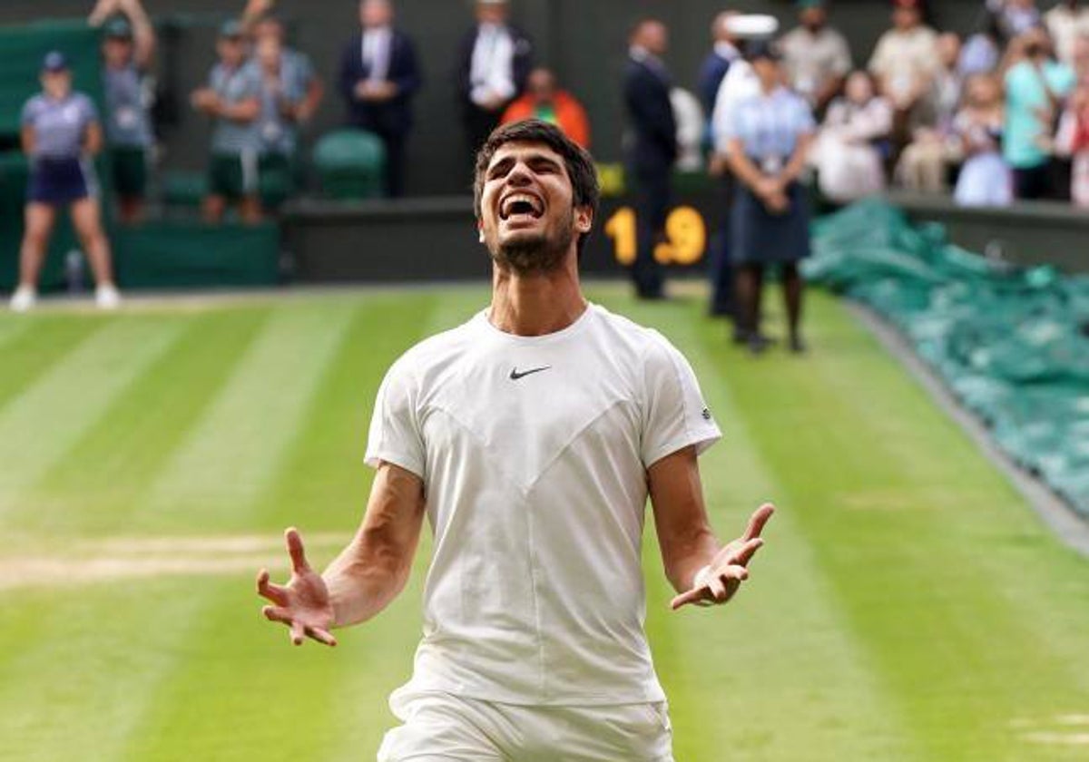 Carlos Alcaraz celebra haber obtenido la victoria en Wimbledon