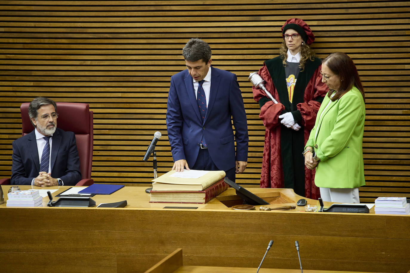 Así ha sido la toma de posesión de Carlos Mazón como presidente de la Generalitat