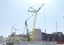 Una de las grúas que levantaran el armazón de la cúpula del Roig Arena, sujeta una de las cerchas.