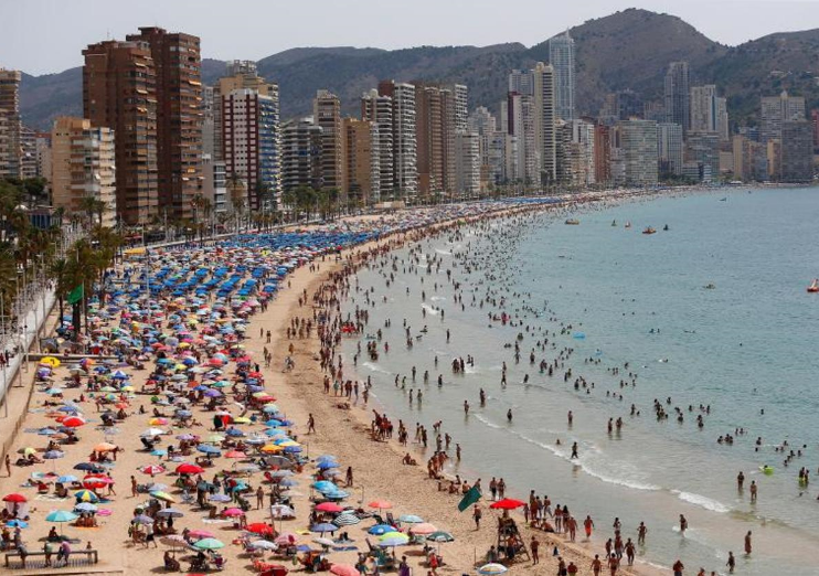 Bañistas disfrutan de la playa de Levante de Benidorm