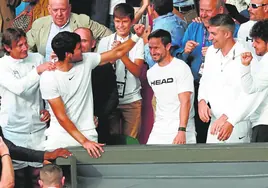 Ferrero aprieta el hombro a Alcaraz cuando este subió a su box para celebrar la victoria en Wimbledon.