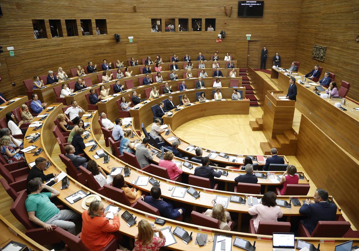 El presidente del PPCV, Carlos Mazón, interviene durante el pleno de investidura