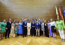 María José Catalá y Carlos Mazón en el centro de la foto de familia del grupo popular de Les Corts.