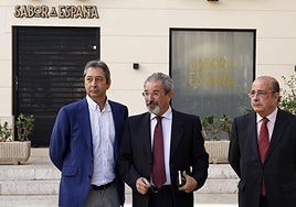 Vicente Barrera, junto a Flores Juberías y Gil Lázaro, de Vox.